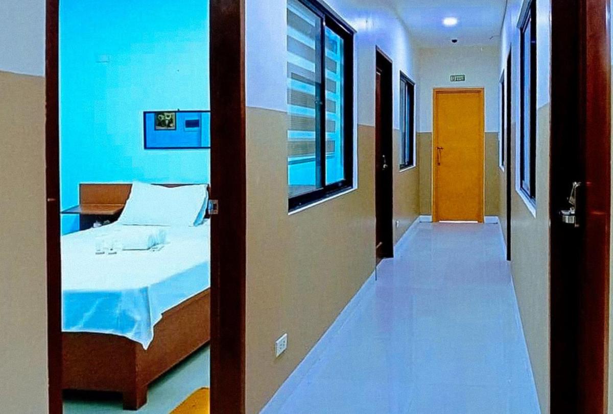 Jeanine's Travellers Inn by RedDoorz - Housity