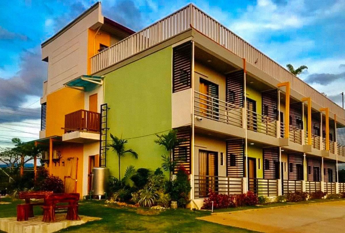 Jeanine's Travellers Inn by RedDoorz - Housity