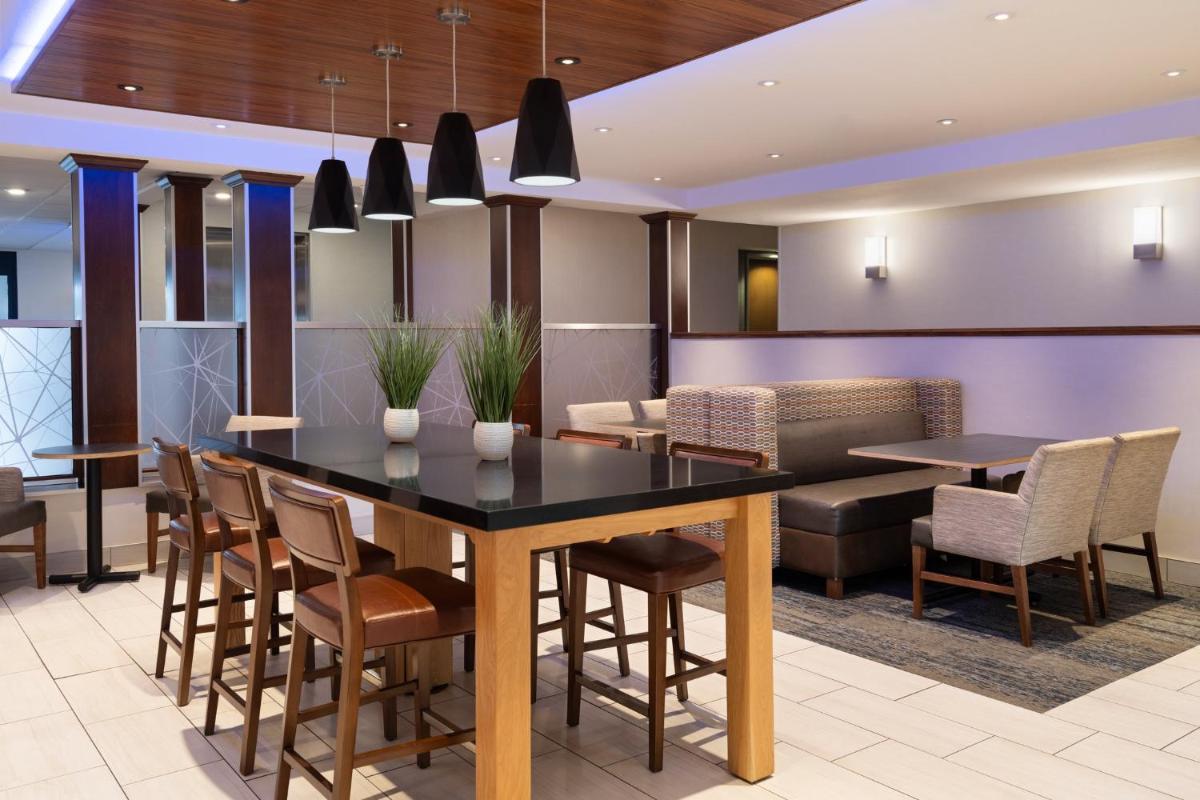Holiday Inn Express Sheboygan-Kohler / I-43, an IHG Hotel - Housity