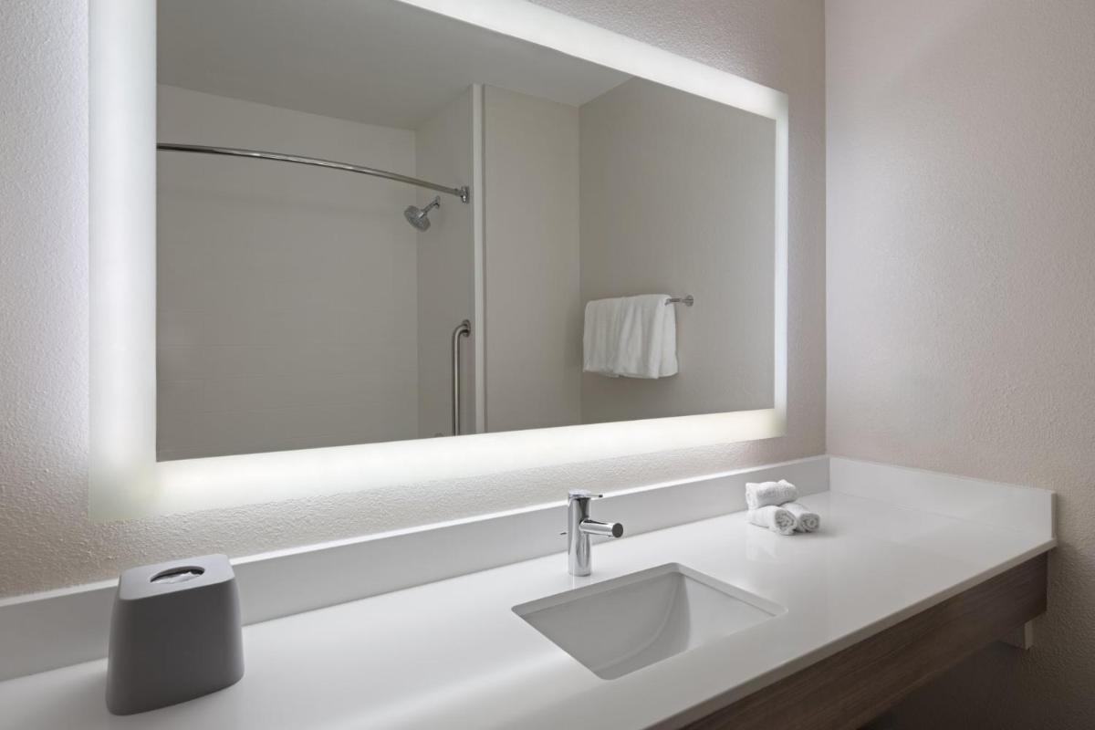 Holiday Inn Express Sheboygan-Kohler / I-43, an IHG Hotel - Housity