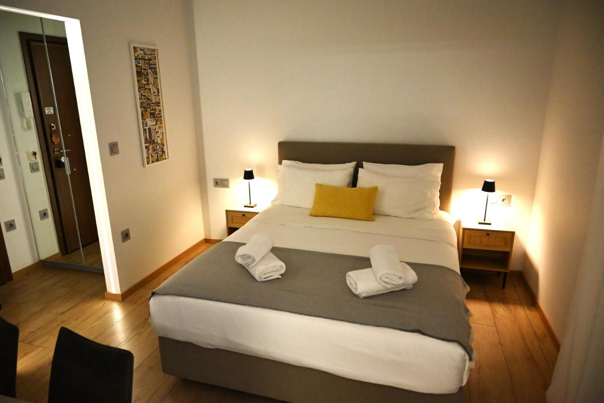 Minimal apartment on the shadow of the Acropolis - Housity