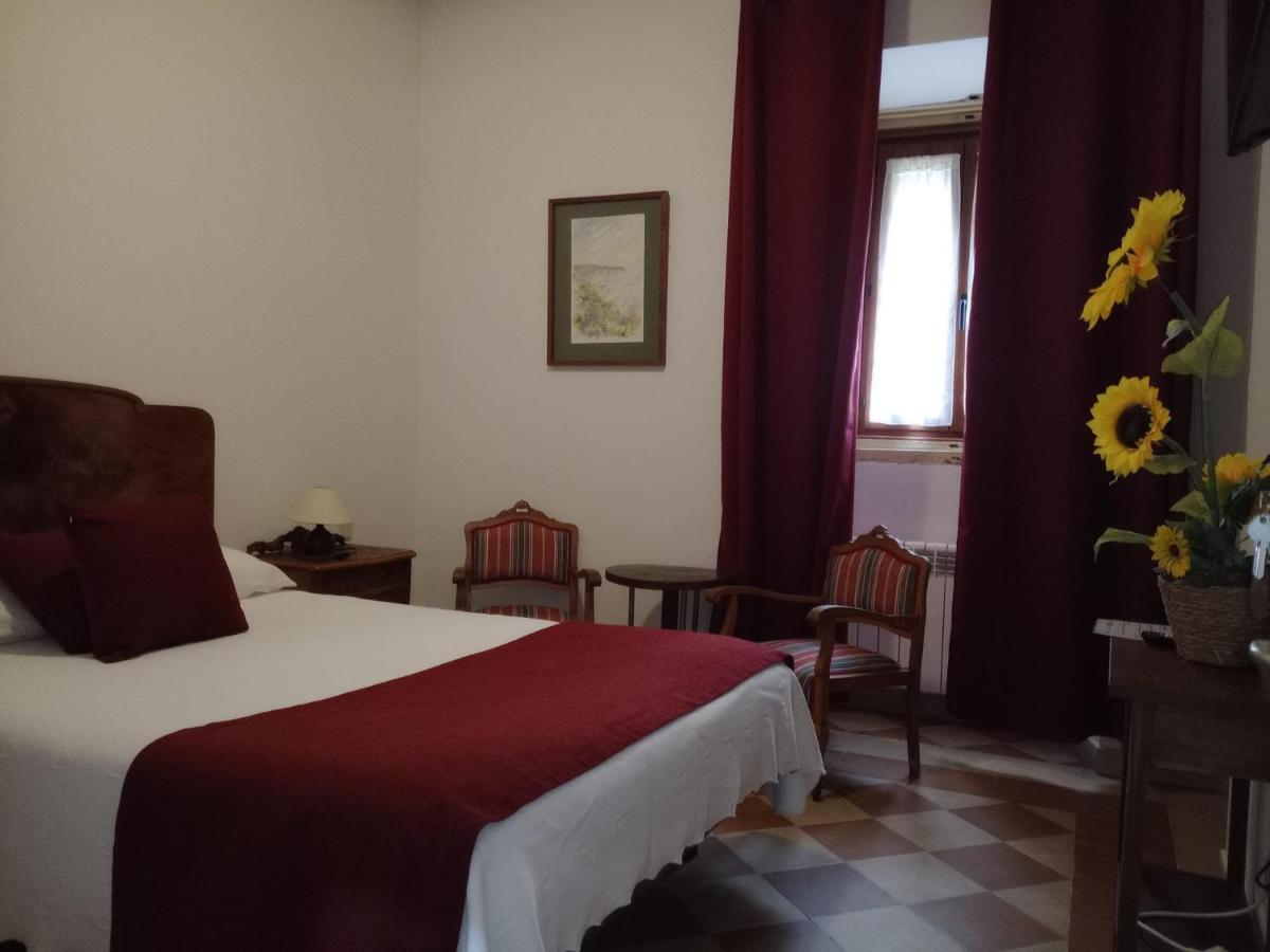 Hostal Puerta Medina - Housity