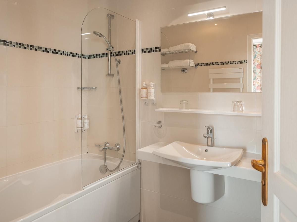 Salle de bains dans l'établissement Castel Clara Thalasso & Spa