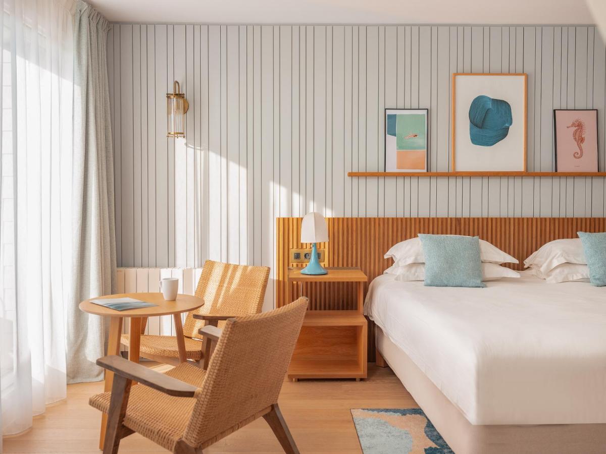 une chambre avec un lit, une table et des chaises dans l'établissement Castel Clara Thalasso & Spa, à Bangor 99 autres photos