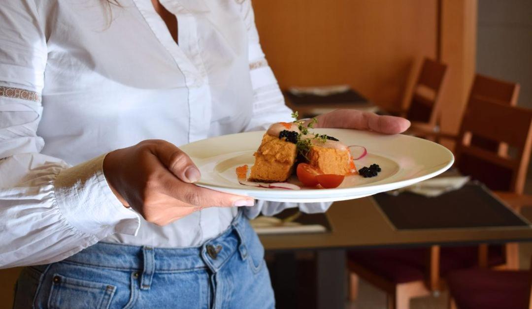 Comida en o cerca de este hotel