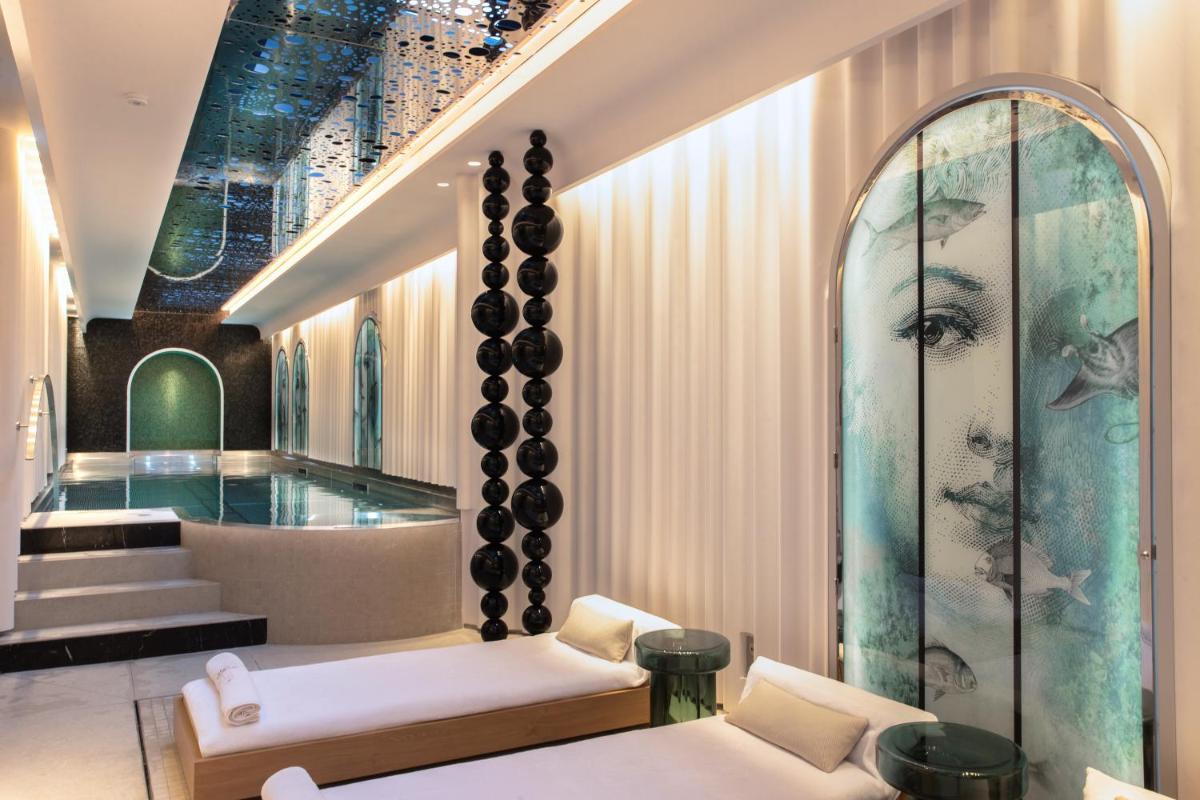 un hall avec une grande peinture d'une femme dans l'établissement Hotel Le Negresco, à Nice