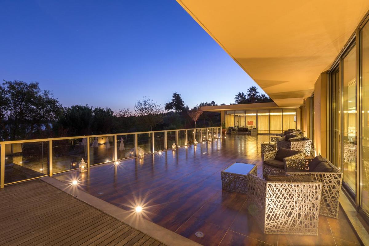 Uma varanda ou terraço em AP Lago Montargil - Conference & SPA