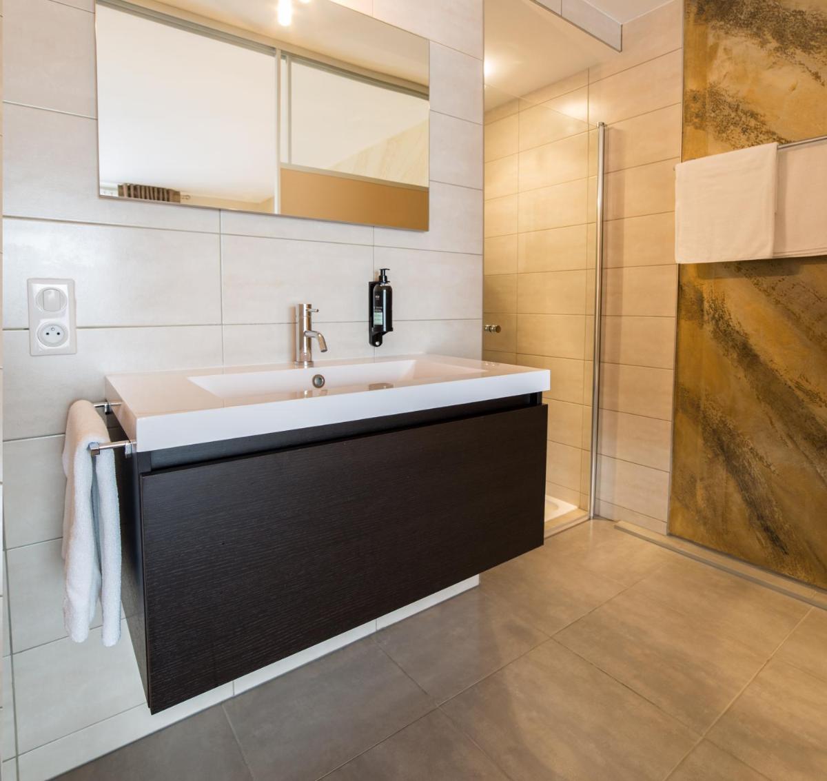 Salle de bains dans l'établissement Hôtel Le Dormeur
