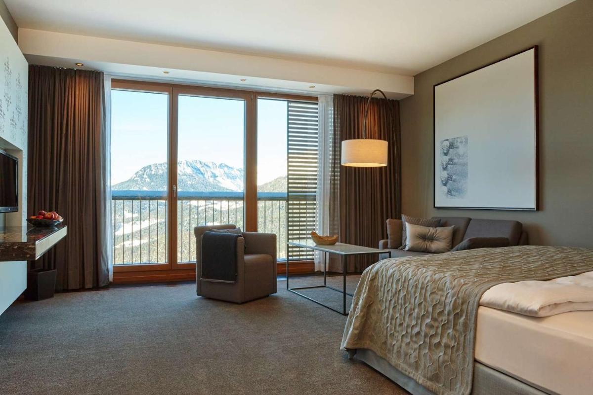 Ein Bett oder Betten in einem Zimmer der Unterkunft Kempinski Hotel Berchtesgaden