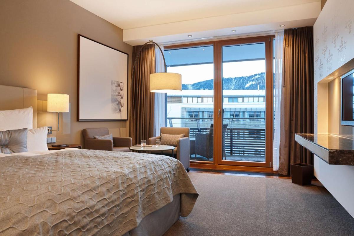 Ein Bett oder Betten in einem Zimmer der Unterkunft Kempinski Hotel Berchtesgaden