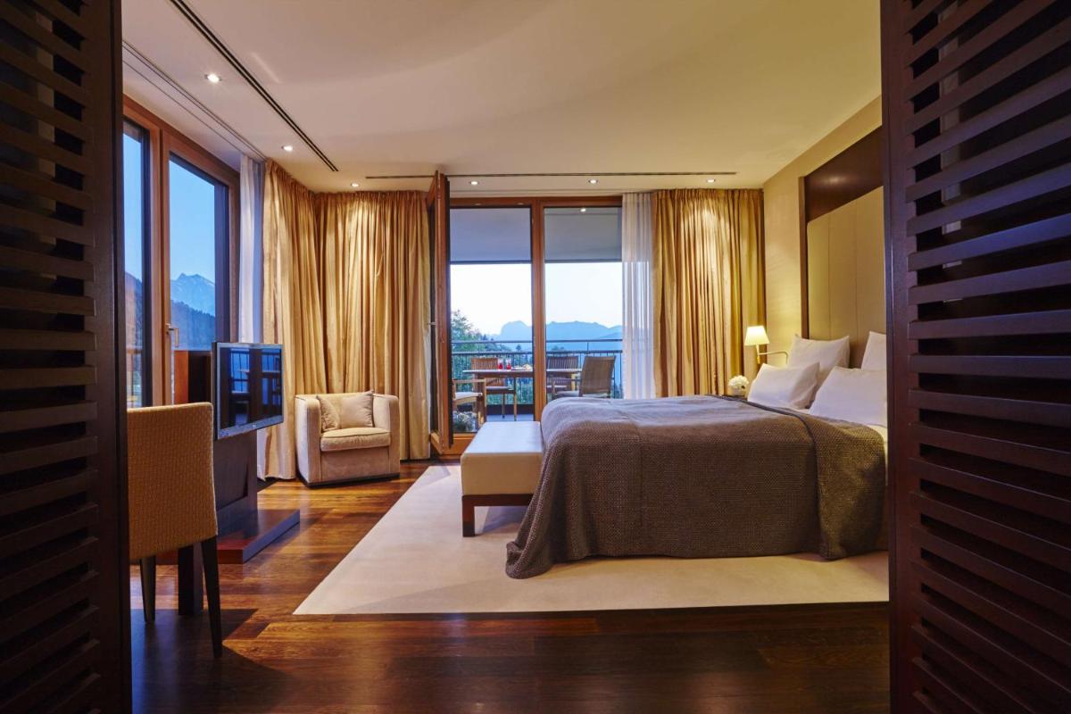 Ein Bett oder Betten in einem Zimmer der Unterkunft Kempinski Hotel Berchtesgaden