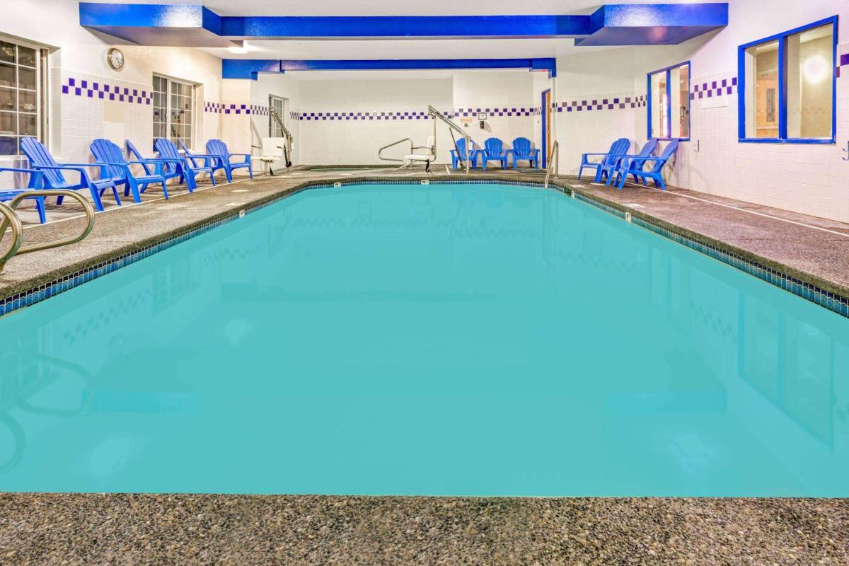 Days Inn & Suites by Wyndham Gresham - Housity