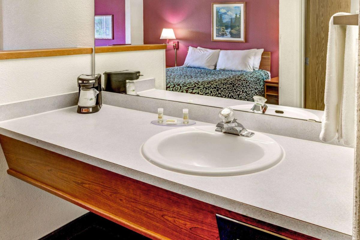 Days Inn & Suites by Wyndham Gresham - Housity