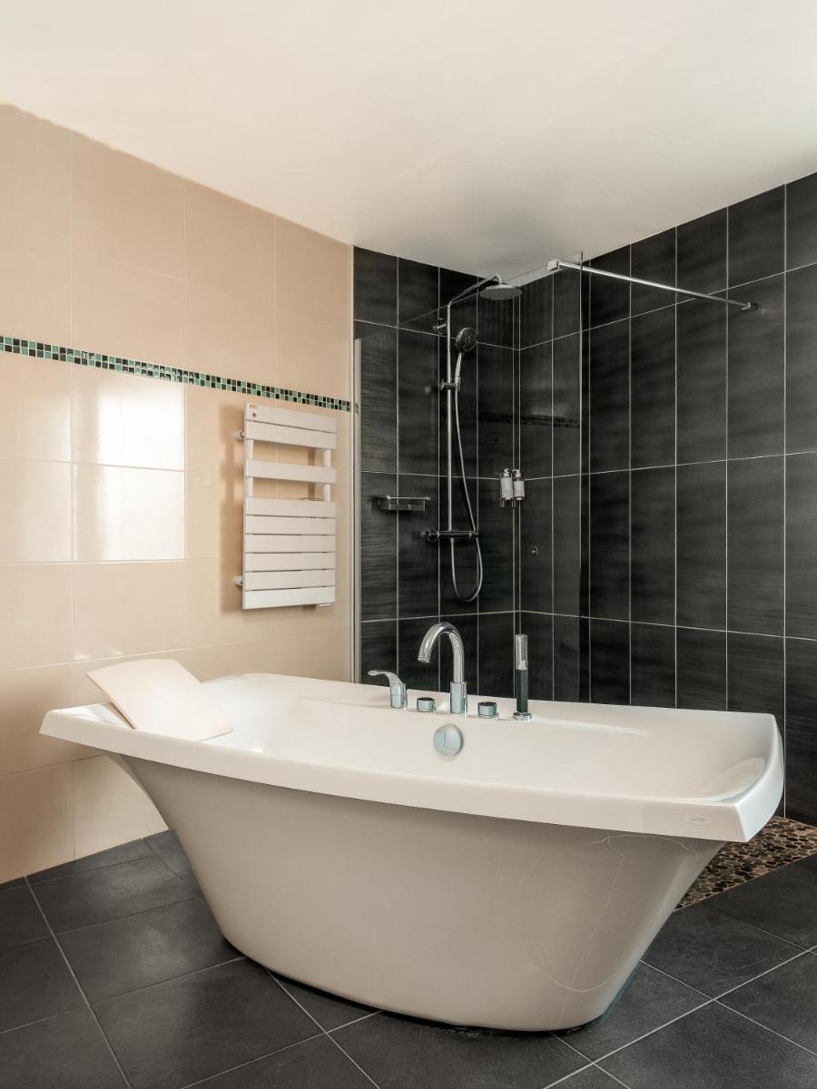Salle de bains dans l'établissement Castel Clara Thalasso & Spa