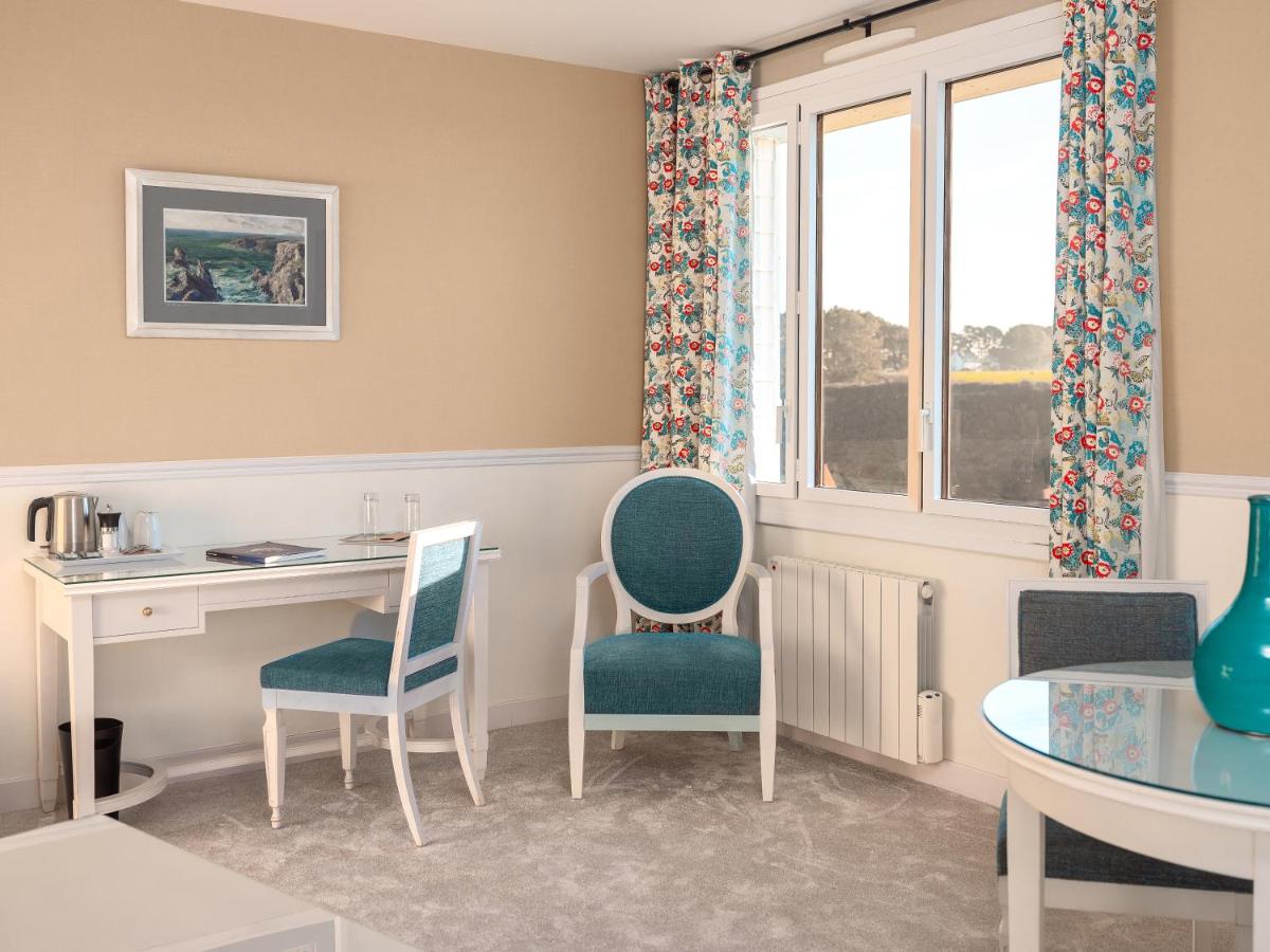 Coin salon dans l'établissement Castel Clara Thalasso & Spa