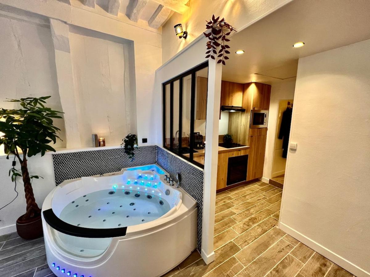 Le Spa Corneille - Jacuzzi, Sauna & Parking par Rouen Atypique - Housity