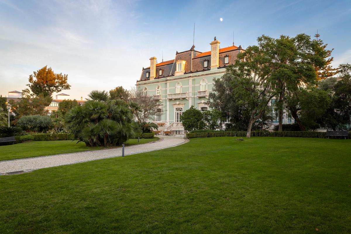 Um jardim no exterior de Pestana Palace Lisboa Hotel & National Monument - The Leading Hotels of the World
