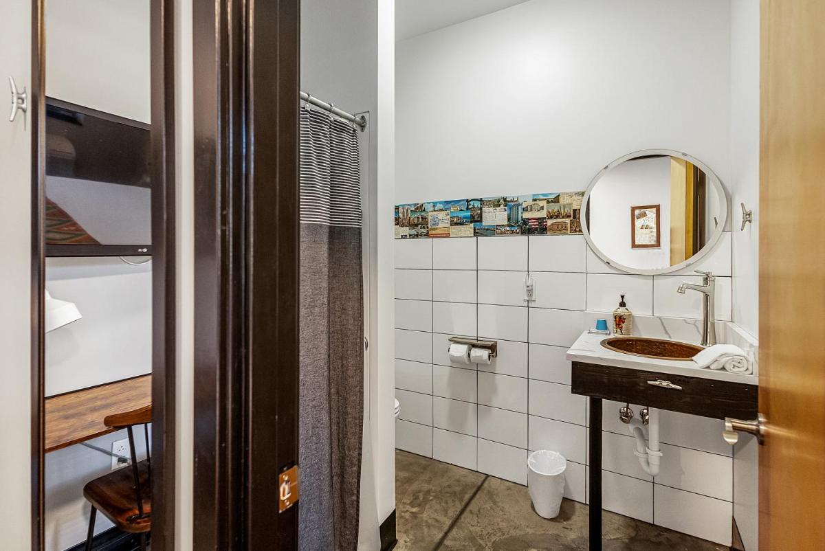 Pilot 2 1st floor full bathroom - Housity