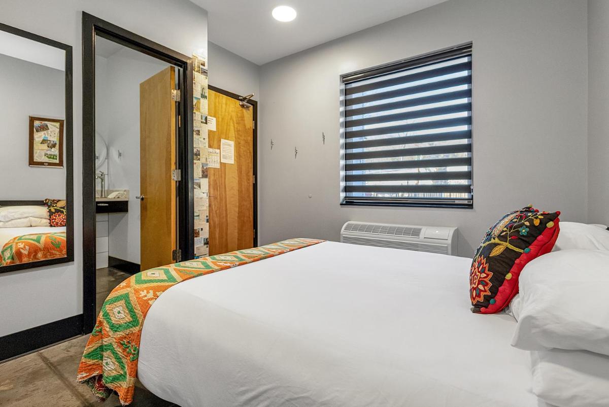 Pilot 2 1st floor full bathroom - Housity