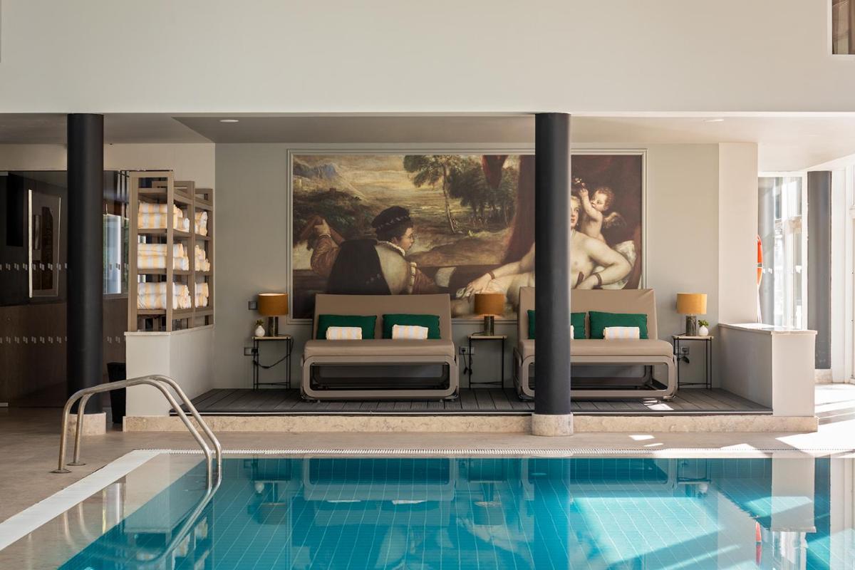 A piscina em ou perto de Pestana Palace Lisboa Hotel & National Monument - The Leading Hotels of the World