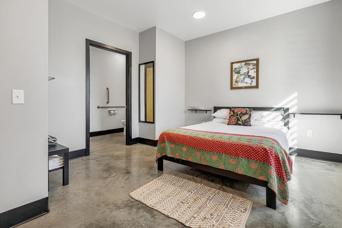 Pet Friendly Room For 2 Near Purina - Housity