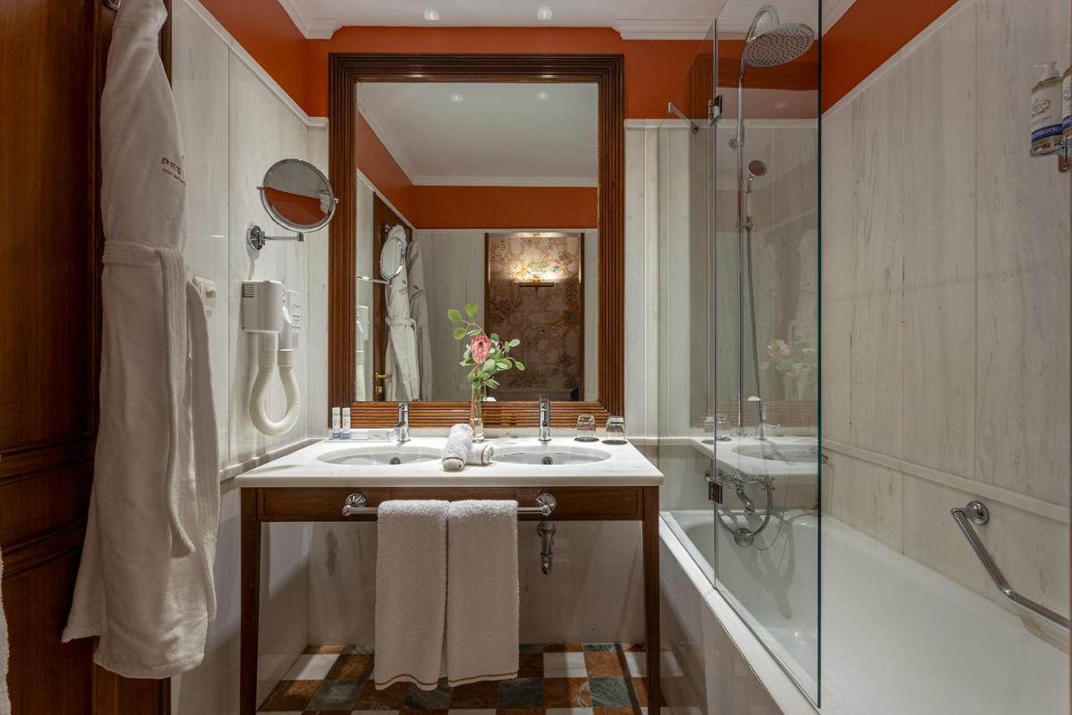 Uma casa de banho em Pestana Palace Lisboa Hotel & National Monument - The Leading Hotels of the World