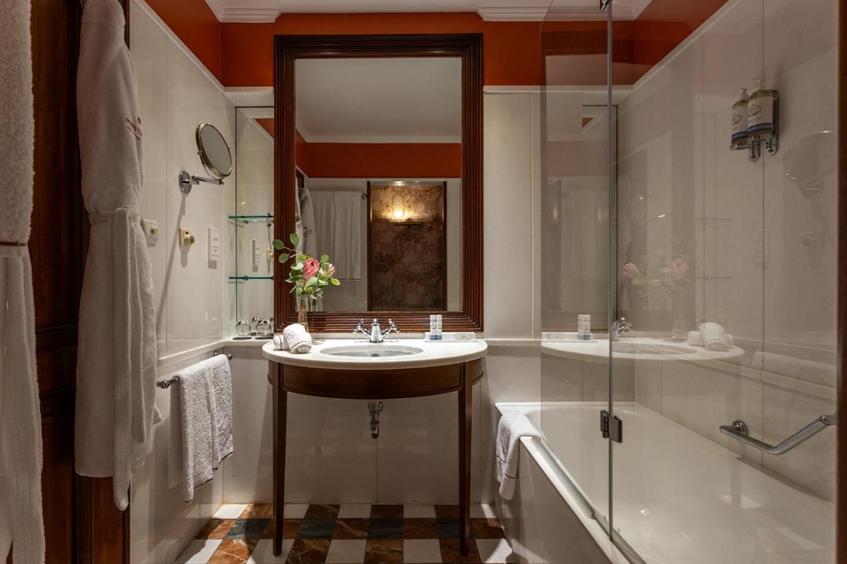Uma casa de banho em Pestana Palace Lisboa Hotel & National Monument - The Leading Hotels of the World