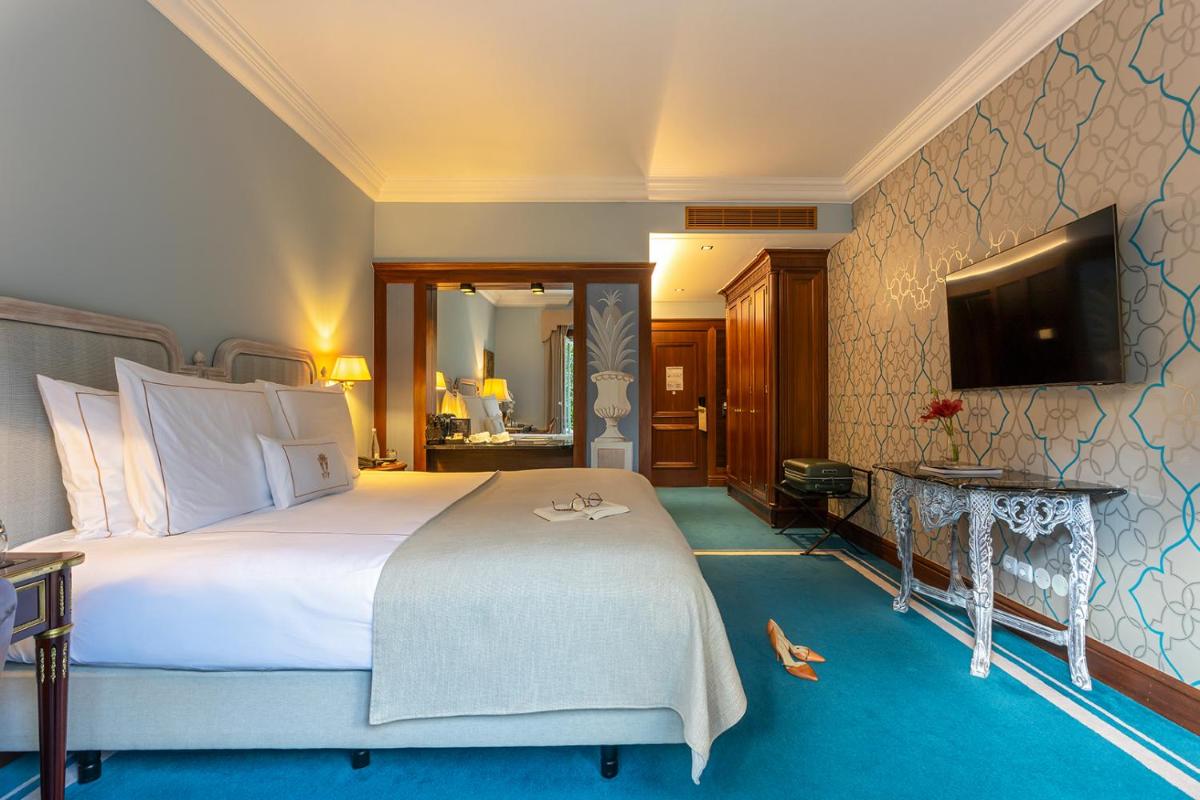 Uma televisão e/ou sistema de entretenimento em Pestana Palace Lisboa Hotel & National Monument - The Leading Hotels of the World