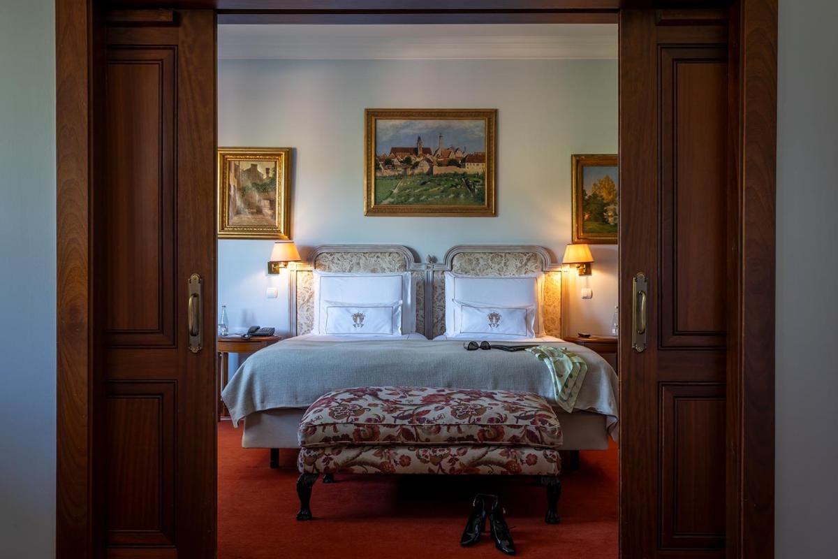 Uma cama ou camas num quarto em Pestana Palace Lisboa Hotel & National Monument - The Leading Hotels of the World