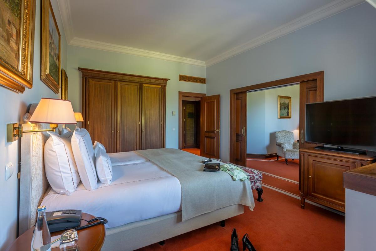 Uma televisão e/ou sistema de entretenimento em Pestana Palace Lisboa Hotel & National Monument - The Leading Hotels of the World