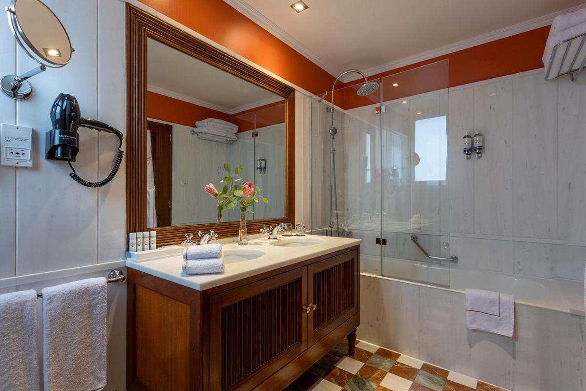 Uma casa de banho em Pestana Palace Lisboa Hotel & National Monument - The Leading Hotels of the World