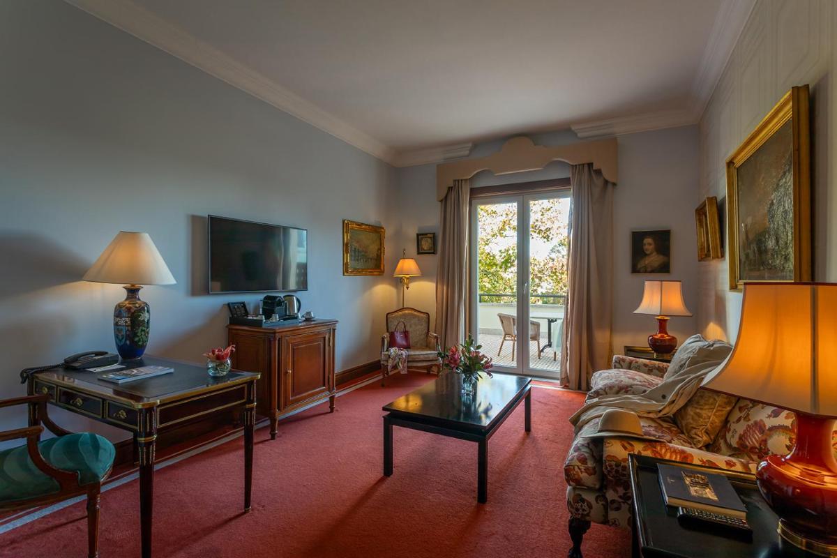 uma sala de estar com um sofá e uma mesa em Pestana Palace Lisboa Hotel & National Monument - The Leading Hotels of the World em Lisboa