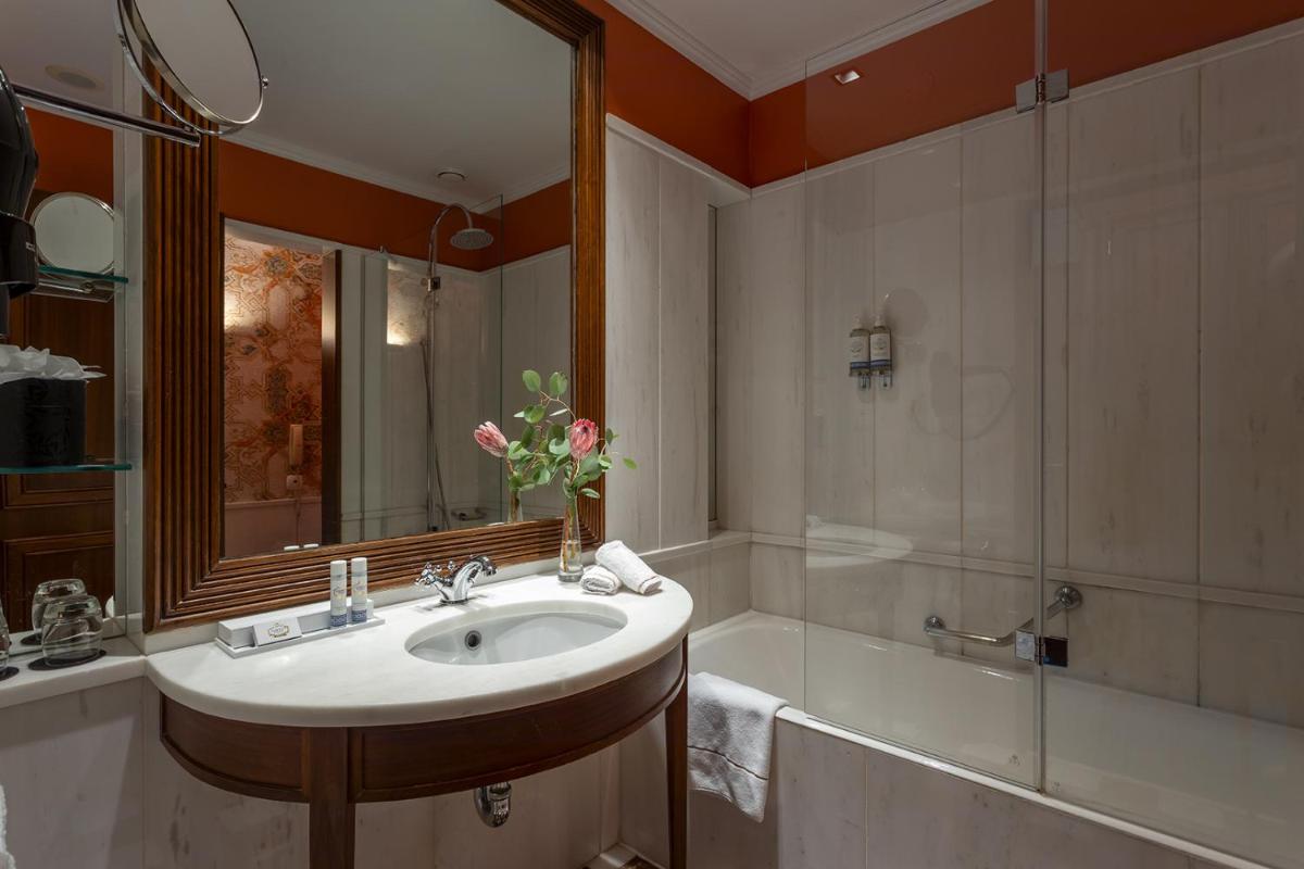 Uma casa de banho em Pestana Palace Lisboa Hotel & National Monument - The Leading Hotels of the World