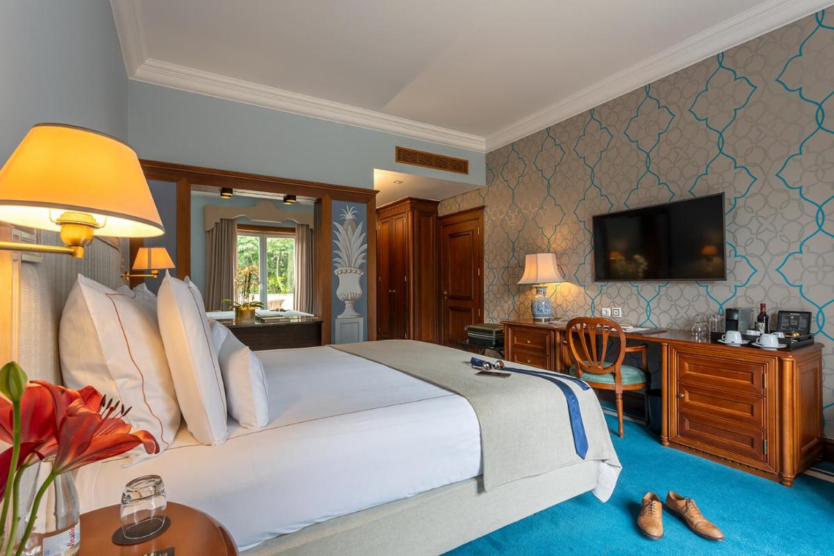 Uma televisão e/ou sistema de entretenimento em Pestana Palace Lisboa Hotel & National Monument - The Leading Hotels of the World