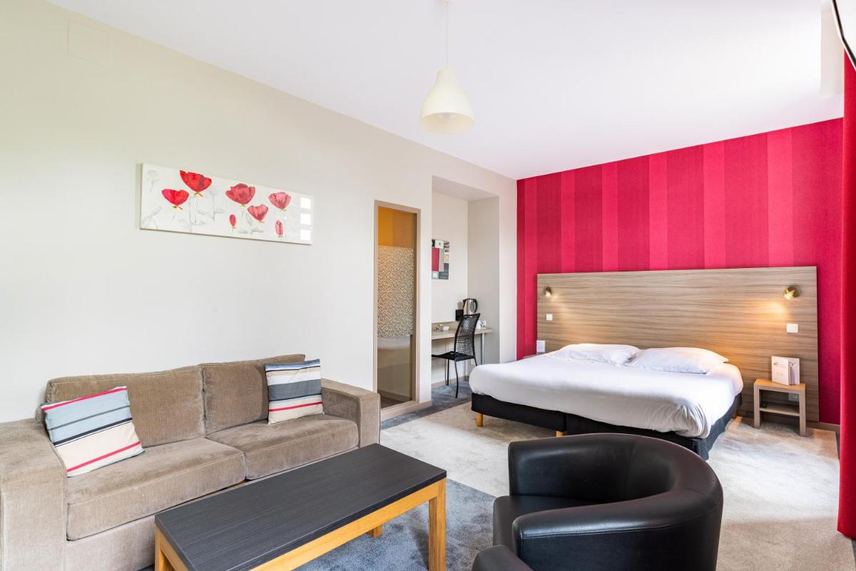 Un ou plusieurs lits dans un hébergement de l'établissement Brit Hotel Spa Le Connetable