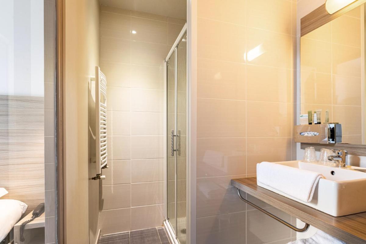 Salle de bains dans l'établissement Brit Hotel Spa Le Connetable