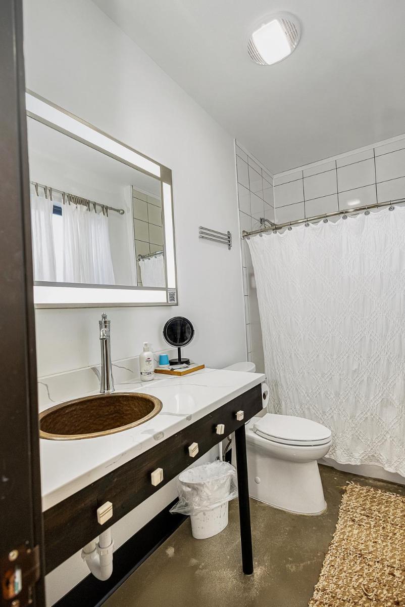 King Suite For Two With Jacuzzi In Boutique Hotel - Housity