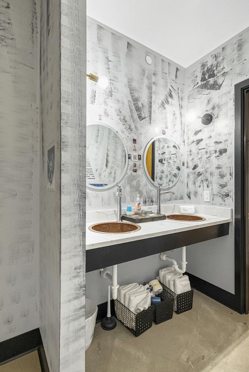 Star Wars Themed Sleeping Pod With Kitchen Access - Housity
