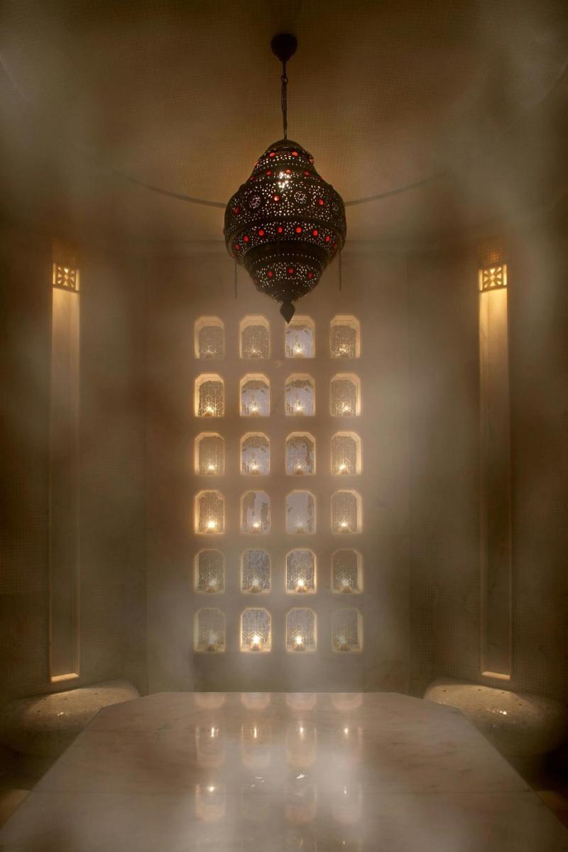 a room with a lit up wall with a chandelier at ITC Mughal, A Luxury Collection Resort & Spa, Agra in Agra