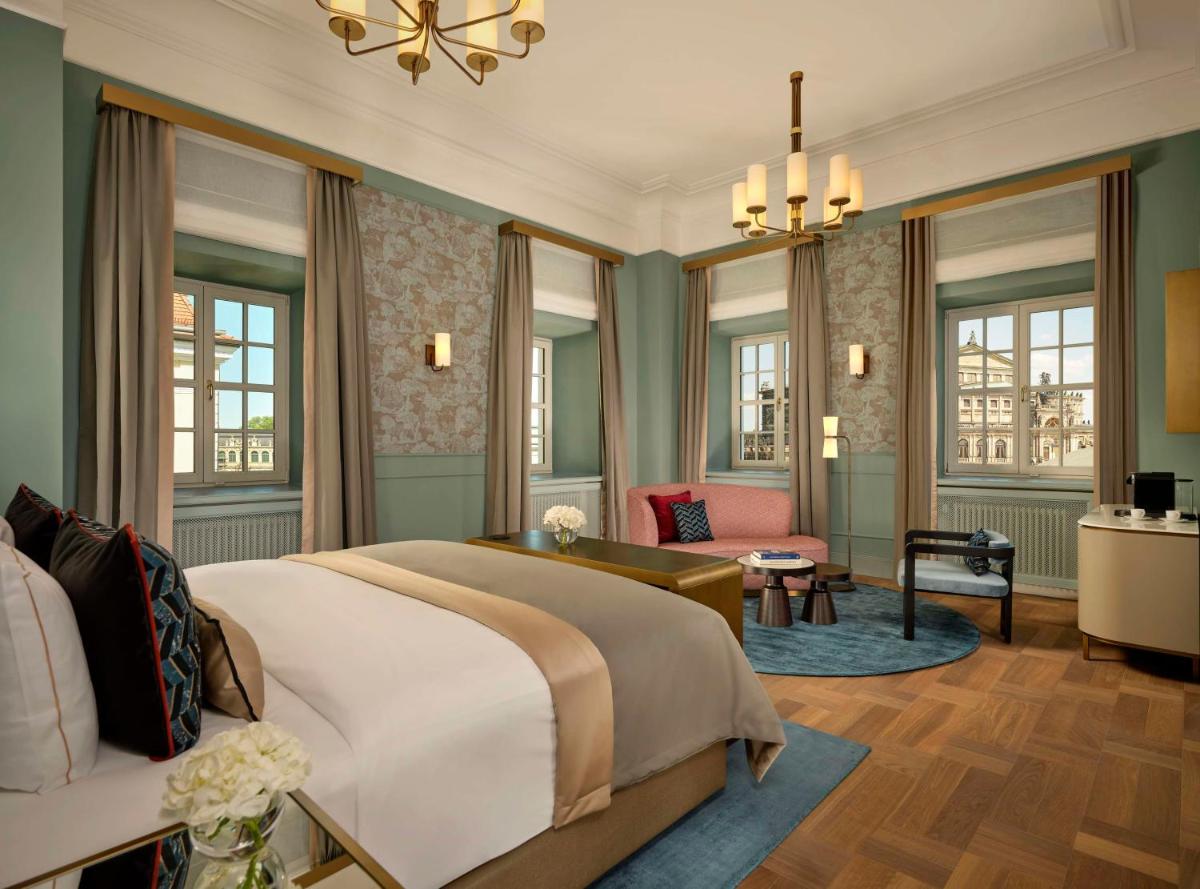 ein Schlafzimmer mit großem Bett und ein Wohnzimmer in der Unterkunft Hotel Taschenbergpalais Kempinski in Dresden