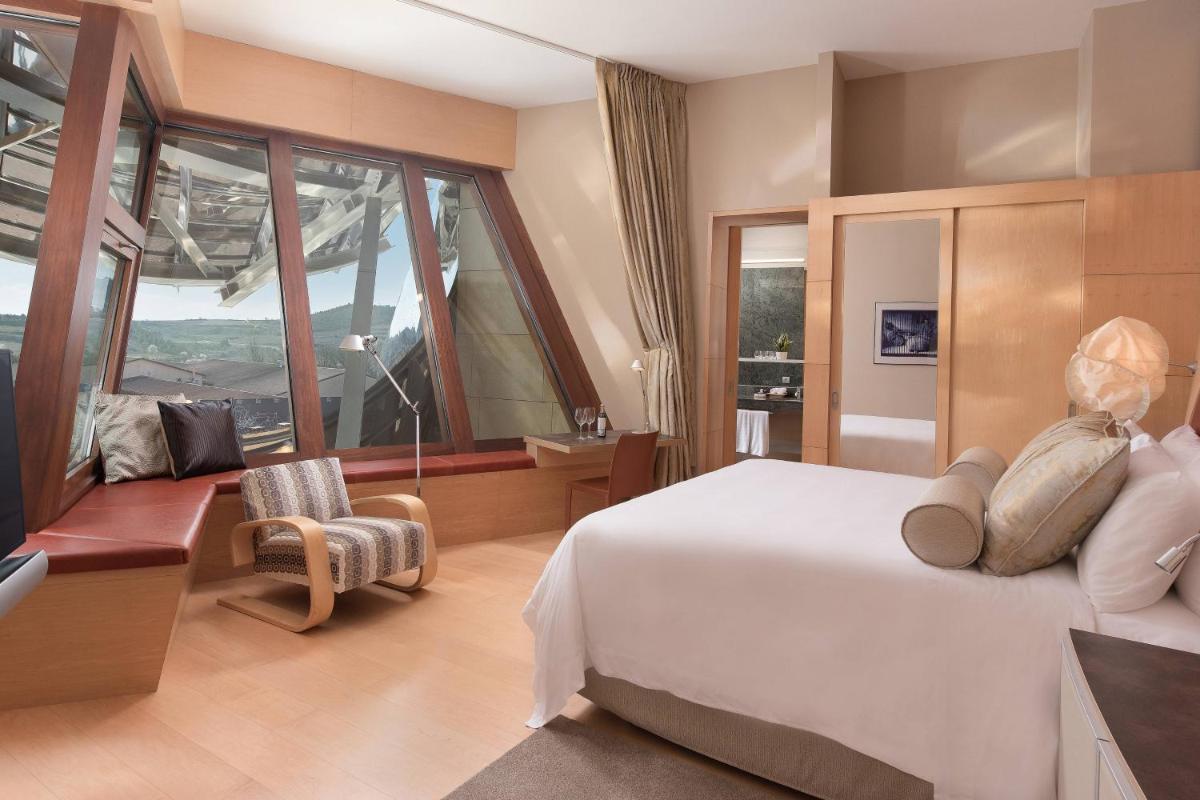 Cama o camas de una habitación en Hotel Marqués de Riscal, a Luxury Collection Hotel, Elciego