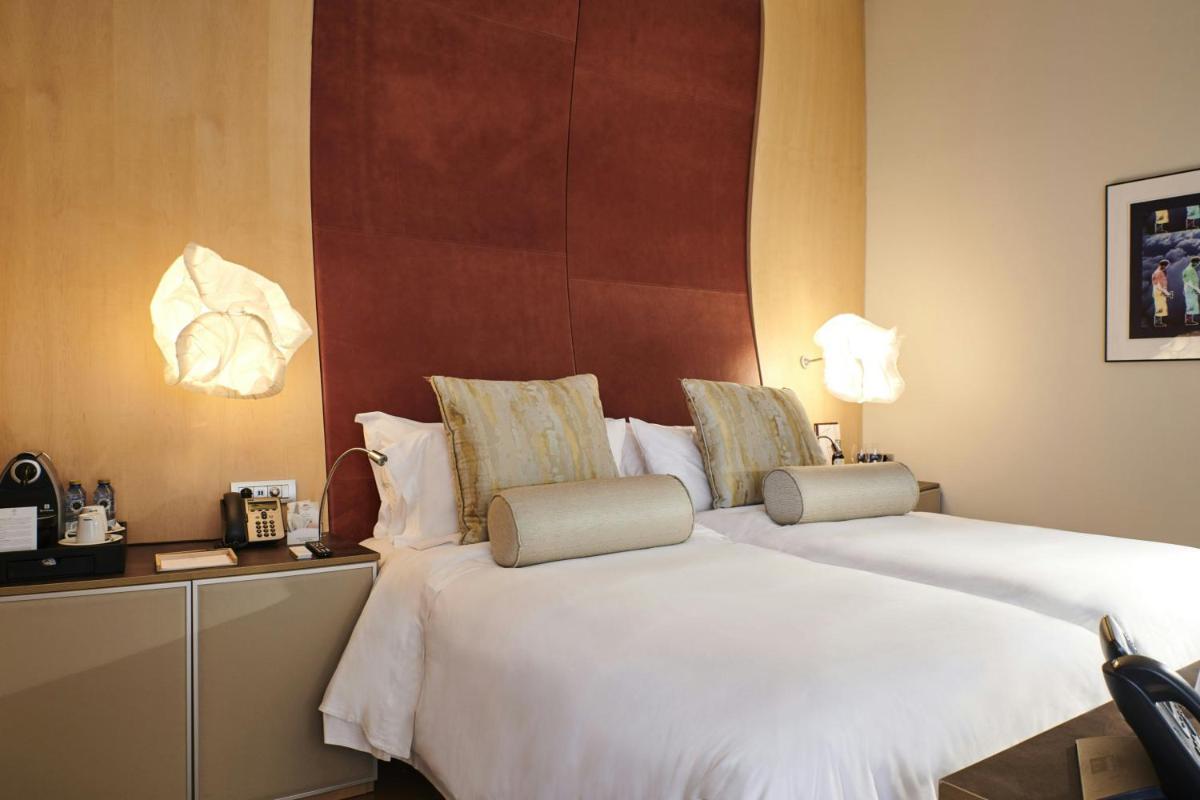 Cama o camas de una habitación en Hotel Marqués de Riscal, a Luxury Collection Hotel, Elciego