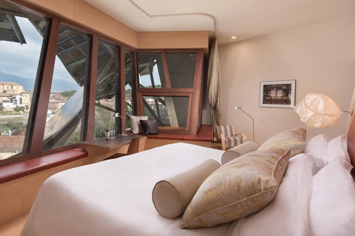Cama o camas de una habitación en Hotel Marqués de Riscal, a Luxury Collection Hotel, Elciego
