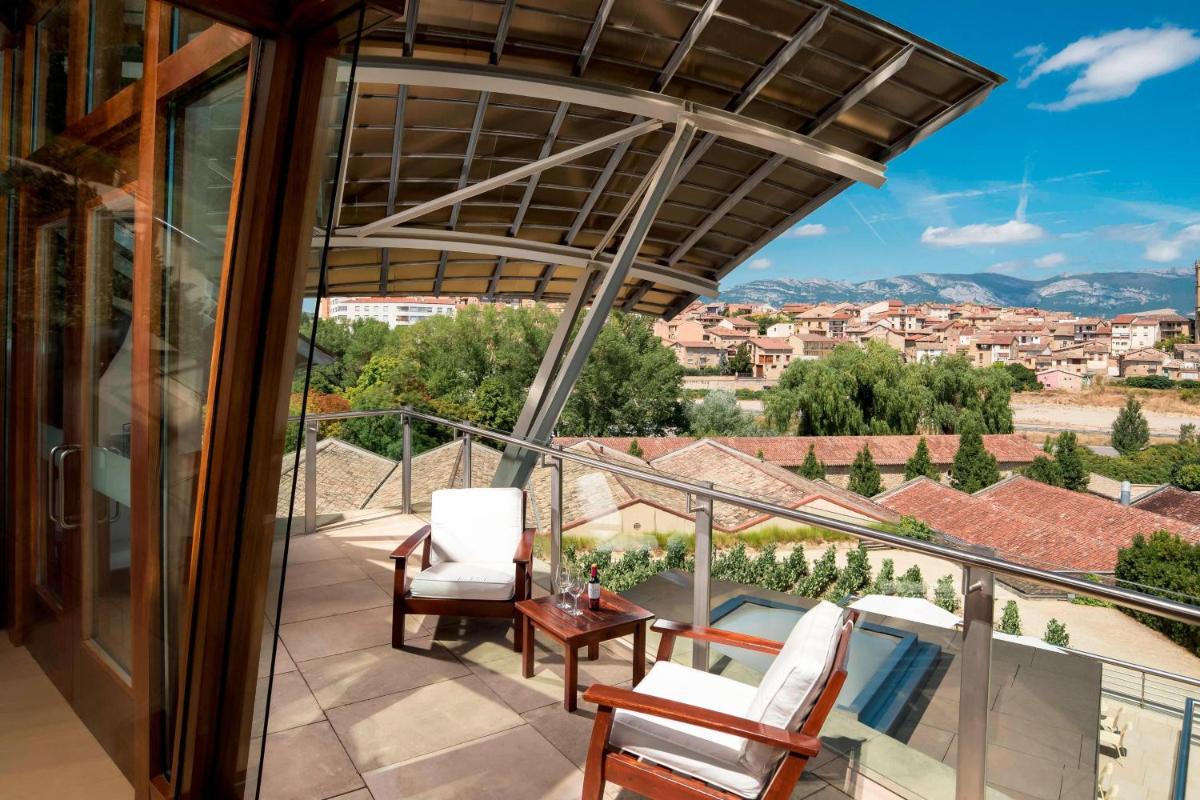 Un balcón o terraza de Hotel Marqués de Riscal, a Luxury Collection Hotel, Elciego