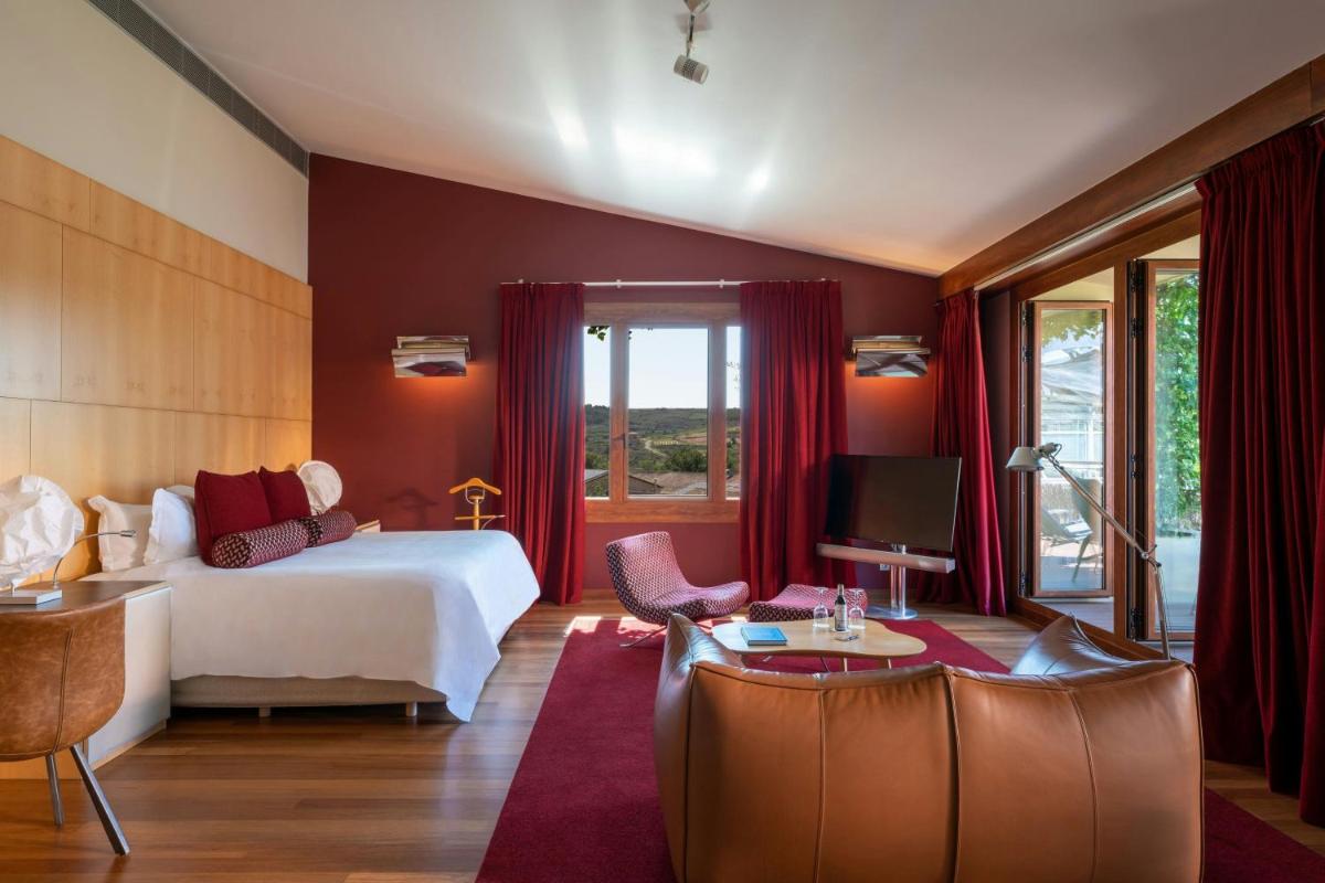 Cama o camas de una habitación en Hotel Marqués de Riscal, a Luxury Collection Hotel, Elciego