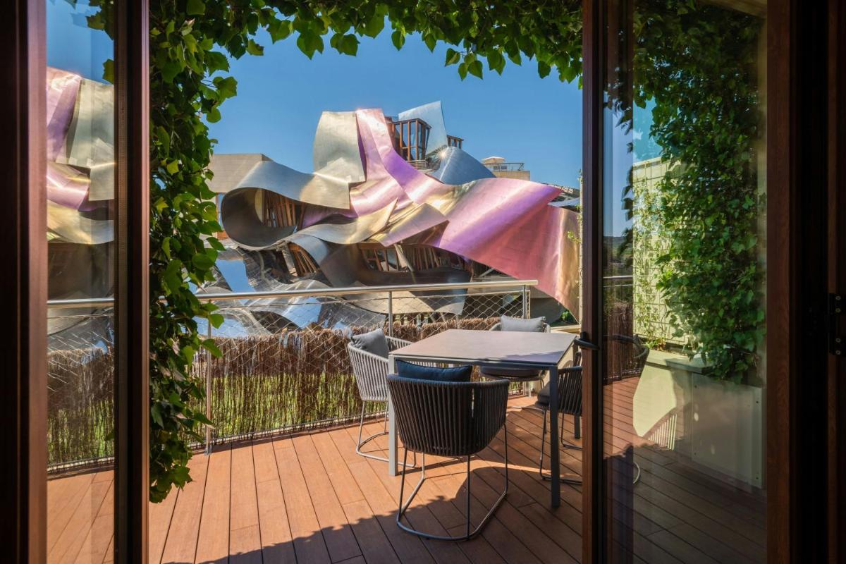 Un balcón o terraza de Hotel Marqués de Riscal, a Luxury Collection Hotel, Elciego