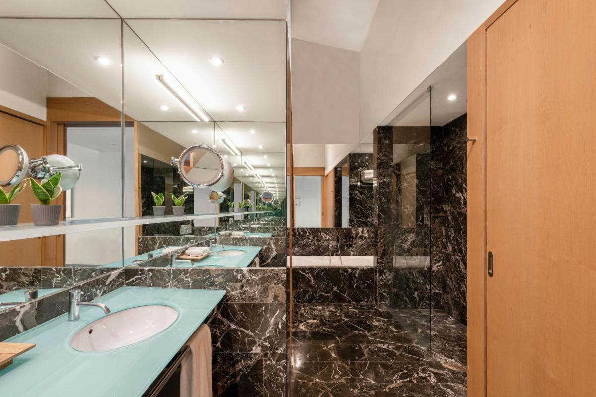Un baño de Hotel Marqués de Riscal, a Luxury Collection Hotel, Elciego
