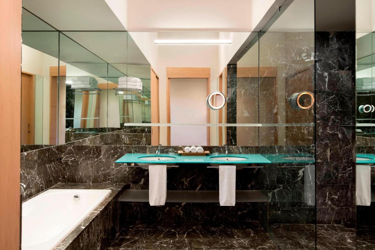 Un baño de Hotel Marqués de Riscal, a Luxury Collection Hotel, Elciego