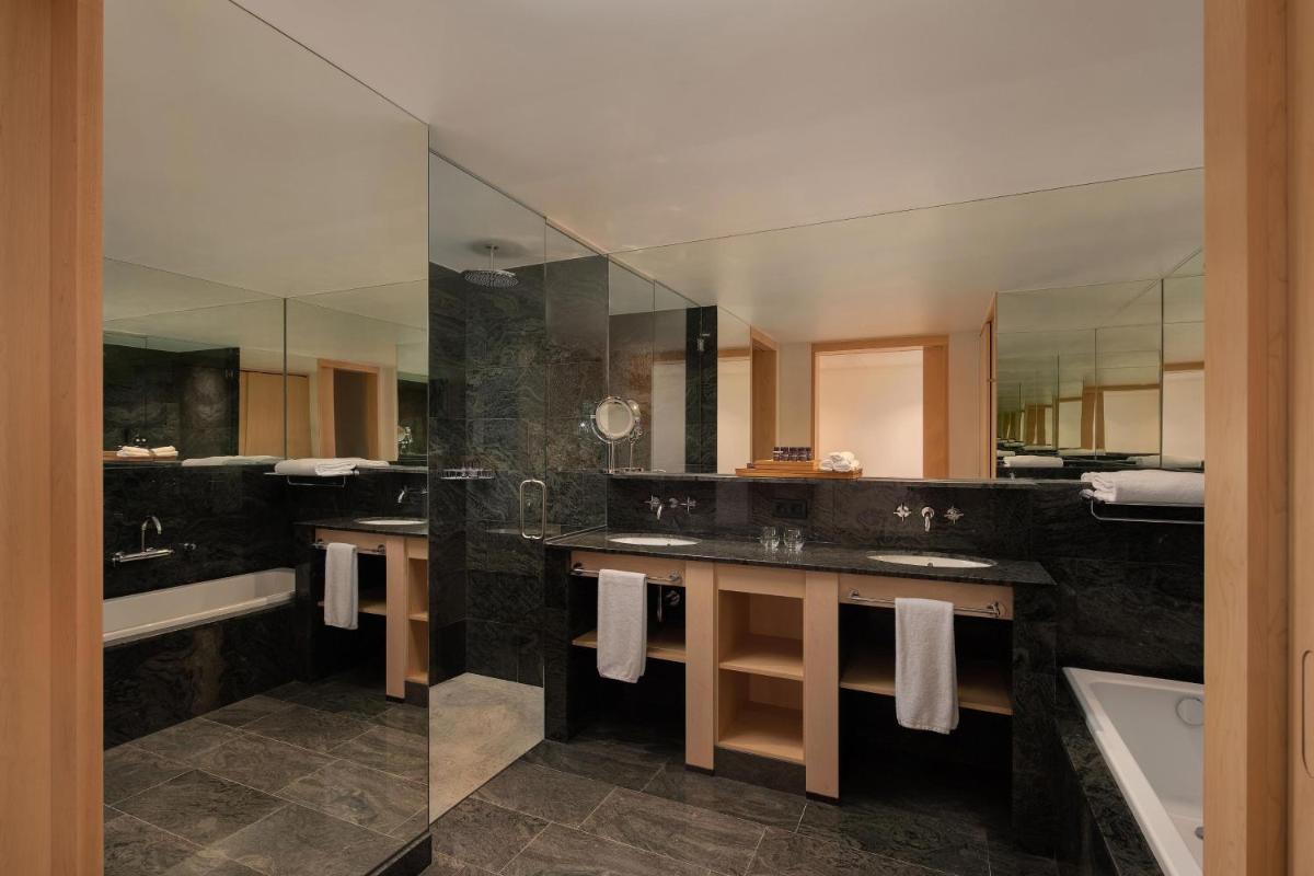 Un baño de Hotel Marqués de Riscal, a Luxury Collection Hotel, Elciego