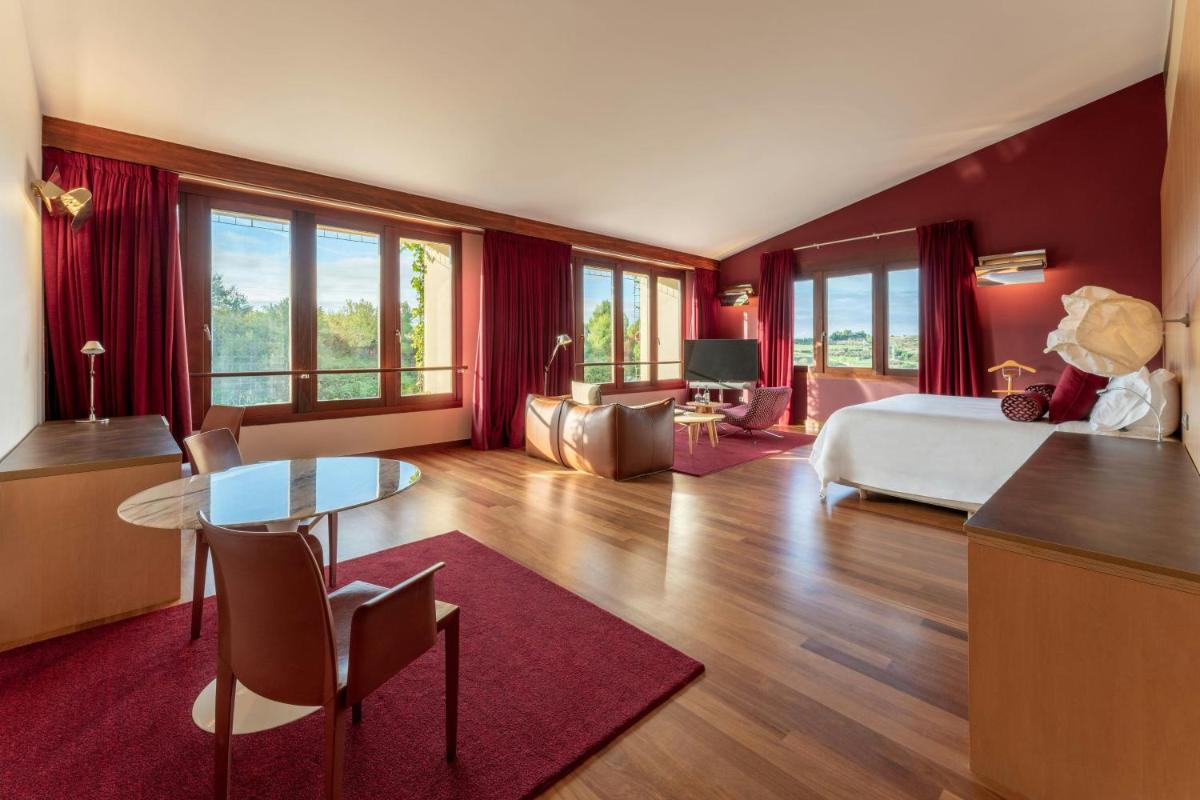 Cama o camas de una habitación en Hotel Marqués de Riscal, a Luxury Collection Hotel, Elciego